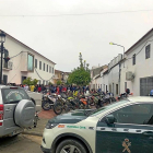 Vecinos concentrados en el Campillo con vehículos y motos para la búsqueda de la joven zamorana.-EUROPA PRESS