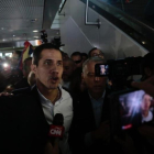jefe del Parlamento venezolano, Juan Guaidó, llega este lunes al Aeropuerto Internacional de Maiquetía Simón Bolívar.-EFE