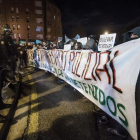 Los protestantes de Gamonal se plantan delante de la policía.-SANTI OTERO