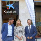 Puente, Del Olmo y Bilbao en la inauguración de la nueva sucursal de CaixaBank, ‘A Valladolid’.-ICAL