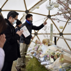 Varias personas rezan durante un evento celebrado en memoria de las víctimas del terremoto y posterior tsunami, el 11 de marzo del 2016.-FRANK ROBICHON (EFE)
