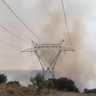 Línea de alta tensión que vio ayer afectada por el fuego.-ICAL