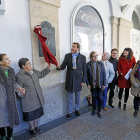 Óscar Puente y Carmen Urdiales descubren la placa en el Calderón.-J. M. LOSTAU