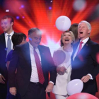 Clinton y su esposo (derecha), en la Convención Demócrata en Filadelfia.-AFP / SAUL LOEB