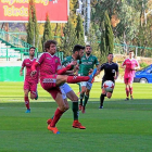 El defensa central Mario despeja el balón, durante el partido de ayer en Toledo.-LOF