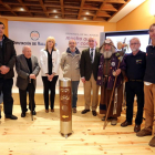 El presidente de la Diputación de Valladolid, Jesús Julio Carnero, presenta los contenidos que la institución llevará a la Feria de Turismo de Interior (Intur). Junto a él, el escritor José Jiménez Lozano y un peregrino, entre otros-Ical