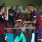 Messi y Neymar se felicitan tras el gol de Sandro que dio el triunfo al Barça.-Foto: MIGUEL LORENZO