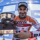 El catalán Toni Bou (Montesa-Honda) muestra el trofeo que le acredita como campeón del mundo por 22ª vez-REPSOL HONDA TEAM