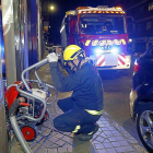 Un bombero en los trabajos de revisión del edificio de Cádiz, 3.-J.M.LOSTAU