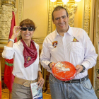 La concejala de Cultura, Ana Redondo, junto al responsable de la Coordinadora de Peñas, Óscar Arranz-Miguel Ángel Santos