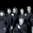 Junto a Joan Llaneras (agachado), José Antonio Cuartas, Mayte Bona, Felipe Santiago, Mamen Godoy, Santiago Nogués, Francisco Negro y Adolfo Pastor, protagonistas de ‘El retablo de las maravillas’.-Morfeo Teatro.