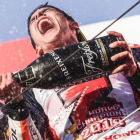 Marc Márquez celebra su séptimo título mundial en el podio de Motegi (Japón).-ALEJANDRO CERESUELA