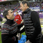 Alberto, con chaleco, saluda a Rubi antes del Real Valladolid-Alavés de la última temporada.-J. M. LOSTAU
