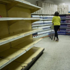 Una mujer compra en un supermercado en Caracas (Venezuela).-MIGUEL GUTIÉRREZ / EFE