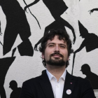 José Sarrión en el barrio del Oeste. «Aquí está la mayor parte de mis amigos, los bares a los que voy. Este barrio tiene un tejido asociativo muy fuerte y es un punto de encuentro para la izquierda. Además, es muy bonito porque la Asociación de Vecinos pe-Enrique Carrascal