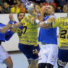 El gladiador Roberto Pérez, imagen del club en la campaña de abonados, en plena batalla ante el Bidasoa.-J. M. LOSTAU