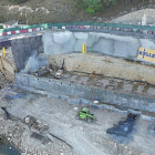 Vista aérea del puente de Cabezón durante la reconstrucción del muro derruido.-E.M.