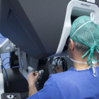 Un médico utiliza el robot Da Vinci en una operación.-JAUME COSIALLS