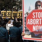 Varias personas protestan contra la ley del aborto frente al Tribunal Constitucional en Seúl Corea del Sur  antes del anuncio de su veredicto.-EFE / YONHAP