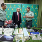 El subdelegado del Gobierno en Valladolid, Luis Antonio Gómez Iglesias, y el teniente coronel Recio, jefe de la Comandancia de la Guardia Civil de Valladolid, informan sobre el desarrollo y desenlace de una importante operación realizada por la Guardia Ci-Ical