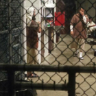 Un preso camina por el interior de una zona común en Guantánamo.-RICARDO MIR DE FRANCIA