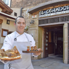 Luis Alberto con dos interpretaciones del Ajo Carretero a la puerta de su restaurante.-