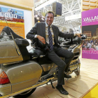 El alcalde de Valladolid, Óscar Puente, sobre una moto, ayer, en el expositor de Valladolid en Intur.-J.M. Lostau