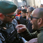 Un palestino se enfrenta a un policía israelí en Jerusalén.-THOMAS COEX / AFP
