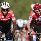 Alberto Contador y Chris Froome llegan juntos a la meta de Santo Toribio, en Cantabria-EFE / JAVIER LIZÓN