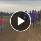 Un niño trata de seguir el ritmo de los mayores en Kenia.-TWITTER