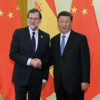 El presidente del Gobierno español, Mariano Rajoy (i), saluda al presidente de China, Xi Jinping (d), al inicio del encuentro bilateral que han mantenido hoy en el Gran Palacio del Pueblo, en el tercer viaje oficial del jefe del Ejecutivo español a China.-EFE