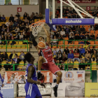 Jito Kok se cuelga del aro en el partido contra Ourense.-PHOTO-DEPORTE