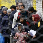 Refugiados esperando para cruzar la frontera de Eslovenia a Austria.-LEONHARD FOEGER