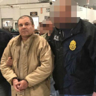 El Chapo Guzman, escoltado por agentes federales,  a última hora del jueves.-AFP