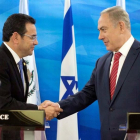 Jimmy Morales y Benjamin Netanyahu durante una reunión en Jerusalén, en noviembre del 2016.-/ ABIR SULTAN (REUTERS (POOL))