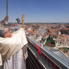 Bendición que imparte desde la torre de la Catedral el arzobispo de Valladolid, con motivo del Año Jubilar Venga tu Reino, concedido por el papa a la Diócesis de Valladolid.- ICAL