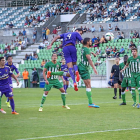 El central Juanpe, recuperado de su lesión, remata de cabeza ante la mirada de jugadores de ambos equipos.-Photo-Deporte