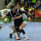 Abel Serdio intenta superar en la línea el férreo marcaje de dos jugadores del Anaitasuna.-PHOTODEPORTE