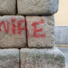 Restos de pintadas vandálicas en el acueducto de Segovia-Ical