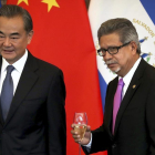 El ministro de Asuntos Exteriores de China, Wang Yi (izquierda), y el de El Salvador, Carlos Castaneda, brindan por el establecimiento de relaciones diplomáticas en Pekín-AP / MARK SCHIEFELBEIN