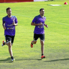 Guzmán, a la derecha, corre junto a Leão durante un entrenamiento de Real Valladolid-MIGUEL ÁNGEL SANTOS