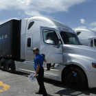 La empresa Daimler prueba ya en las carreteras de Nevada su prototipo de camiones que no necesitan chóferes.-Foto: AP/ JOHN LOCHER