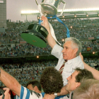 Arsenio Iglesias levanta la Copa del Rey que ganó en 1995 con el Deportivo. E.M.