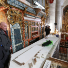 En la imagen el presidente de la Diputación de Valladolid, Jesús Julio Carnero, visita la iglesia de los Santos Juanes en Nava del Rey donde se llevan a cabo labores de restauración del órgano-Ical