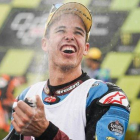 Àlex Márquez celebra, eufórico, en el podio de Brno, su quinta victoria del año.-ALEJANDRO CERESUELA