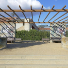 El exhibicionista estaba sentado el banco de la izquierda y llamó a la joven cuando ésta bajaba las escaleras junto al IES Julián Marías de Parquesol.-J.M. LOSTAU