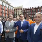 El presidente de Ciudadanos, Albert Rivera (2D), se pasea con candidatos y simpatizantes del partido por la Plaza Mayor de Valladolid, calle Santiago y Plaza Zorrilla.-Ical