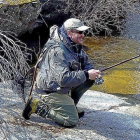 Pescador de lance ligero durante una jornada en el alto Tormes abulense.-L. FUENTE