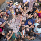 Un grupo de jóvenes reciben Un grupo de jóvenes reciben son mojados con agua lanzada desde los balcones de Peñafiel durante el primer Chúndara de fiestas.-PABLO REQUEJO