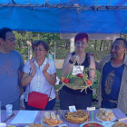 Nieves muestra su primer premio junto a los tres miembros del jurado del concurso de tortillas de La Rondilla.-EL MUNDO